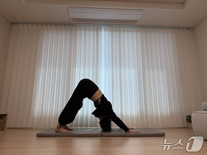김유빈 요가강사가 다운독 자세를 보여주고 있다. 요가의 기본 자세로 손과 발로 바닥을 밀어낸다. 발은 골반 너비로 벌리고 팔과 다리를 길게 뻗는게 포인트다. 전신 스트레칭 효과가 있다.ⓒ 뉴스1 서장원 기자