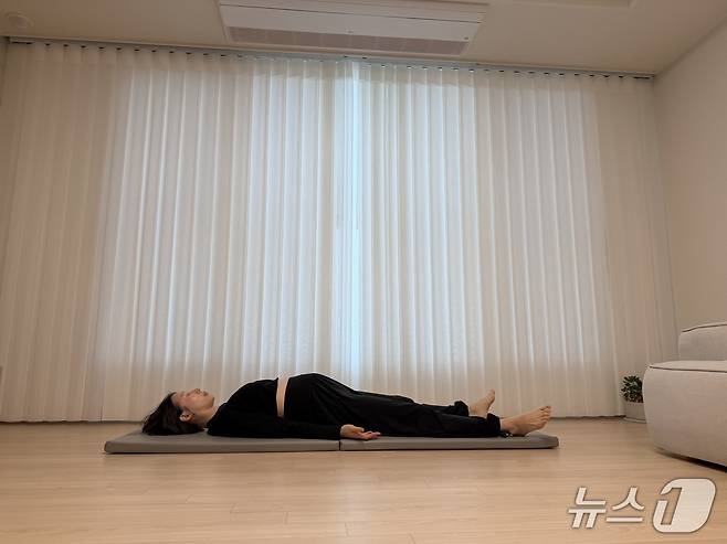 김유빈 요가강사가 사바아사나 자세를 선보이고 있다. 모든 동작을 마친 뒤 하는 마무리 동작이다.