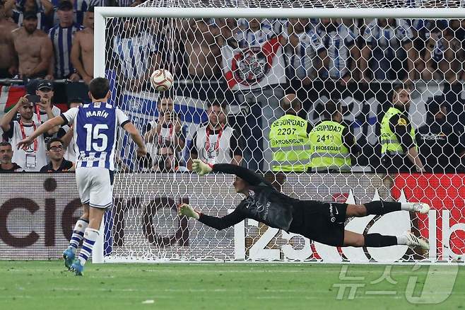 레알 소시아데드의 파블로 마린이 19일(한국시간) 열린 2025-26 코파 델 레이 결승 아틀레티코 마드리드전에서 우승을 확정하는 승부차기 득점을 기록했다. ⓒ AFP=뉴스1