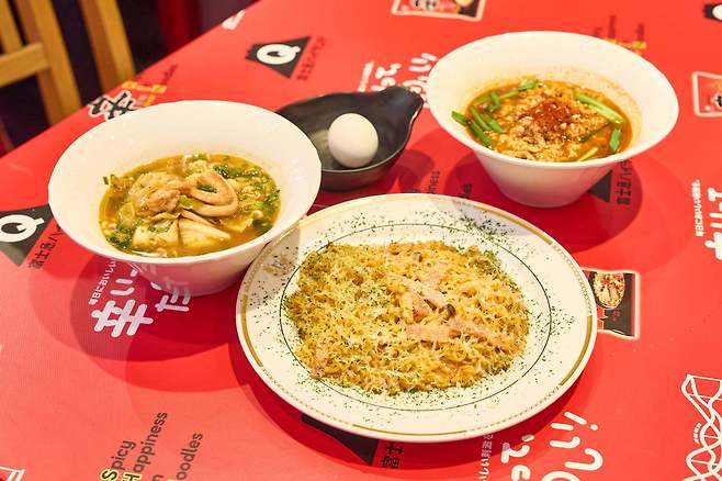 농심이 후지큐 하이랜드와 협업해 선보인 메뉴 3종. (우측 상단부터 시계 방향으로) 신라면과 신라면 툼바, 너구리.(농심 제공)