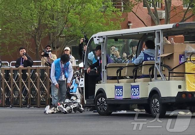 19일 오전 베이징 이좡경제개발구에서 개최된 '제2회 베이징 이좡 휴머노이드 로봇 하프마라톤'에 참가한 로봇이 쓰러져있다. ⓒ 뉴스1 정은지 특파원
