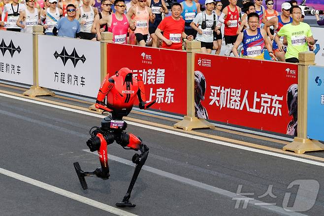 19일 중국 베이징시 이좡에서 개최된 '제2회 휴머노이드 로봇 하프마라톤 대회'에서 아너의 '샨뎬'이 빠르게 뛰고 있다. ⓒ 로이터=뉴스1