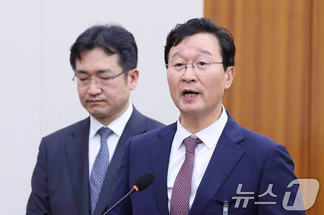 송경호 전 서울중앙지검장과 대장동 수사를 주도했던 정일권 검사가 16일 서울 여의도 국회 윤석열정권정치검찰조작기소의혹사건진상규명국정조사특별위원회에서 열린 대장동·김용 전 민주연구원 부원장·위례신도시 조작기소 의혹 사건 청문회에서 의원 질의에 답변하고 있다. 2026.4.16 ⓒ 뉴스1 신웅수 기자