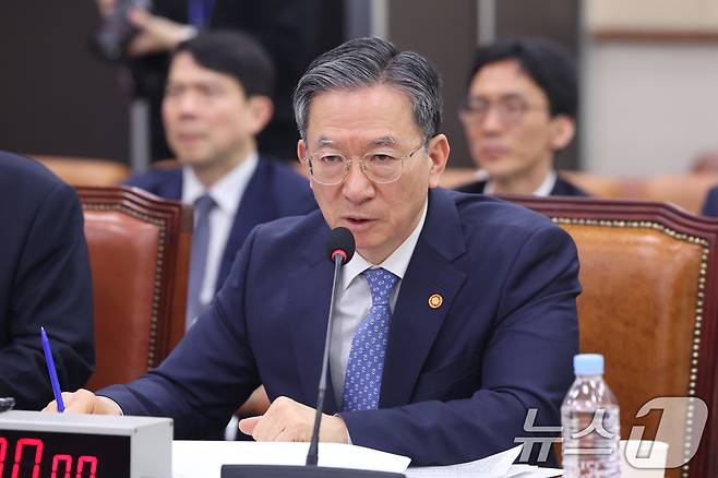 정성호 법무부 장관이 3일 서울 여의도 국회에서 열린 윤석열정권정치검찰조작기소의혹사건진상규명국정조사특별위원회 전체회의에서 의원 질의에 답변하고 있다. 2026.4.3 ⓒ 뉴스1 신웅수 기자