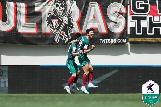 대전 유강현(오른쪽)이 18일 서울전에서 선제골을 넣고 환호하고 있다. 사진 | 한국프로축구연맹