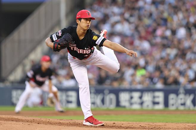 KIA 이의리가 17일 잠실구장에서 열린 2026 KBO리그 정규시즌 두산과 경기에 선발 등판해 힘차게 공을 던지고 있다. 사진 | KIA 타이거즈