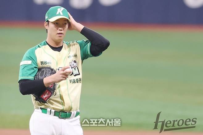 키움 안우진이 12일 서울 고척스카이돔에서 열린 2026 KBO리그 정규시즌 롯데전 선발 등판해 모자를 만지고 있다. 사진 | 키움 히어로즈