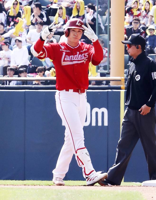 SSG 박성한이 19일 창원NC파크에서 열린 2026 KBO리그 정규시즌 NC와 경기에서 1회초 안타를 때렸다. 개막전 이후 18경기 연속 안타로 역대 최장 타이기록이다. 사진 | SSG 랜더스