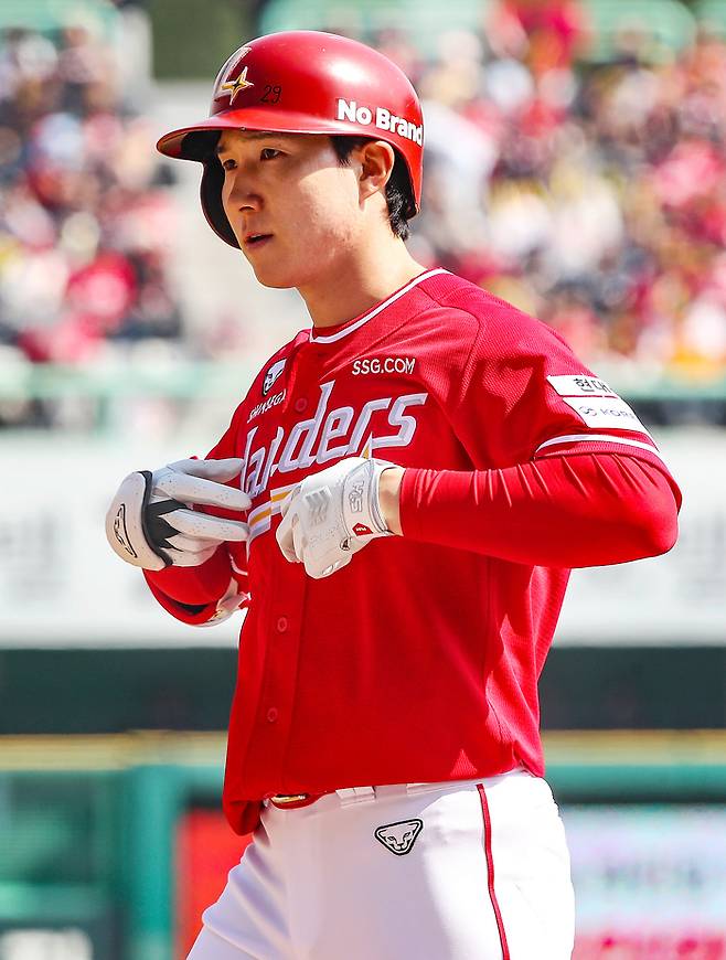 SSG 박성한이 19일 창원NC파크에서 열린 2026 KBO리그 정규시즌 NC와 경기에서 1회초 안타를 때렸다. 개막전 이후 18경기 연속 안타로 역대 최장 타이기록이다. 사진 | SSG 랜더스