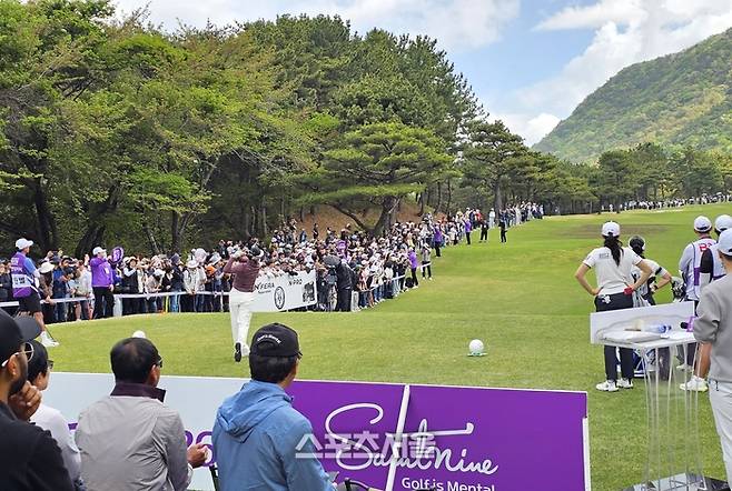 KLPGA투어 넥센·세인트나인 마스터스 2026이 열린 19일 가야CC에 많은 골프팬이 운집해 선수들의 샷을 지켜보고 있다. 사진 | 김해=장강훈 기자 zzang@sportsseoul.com