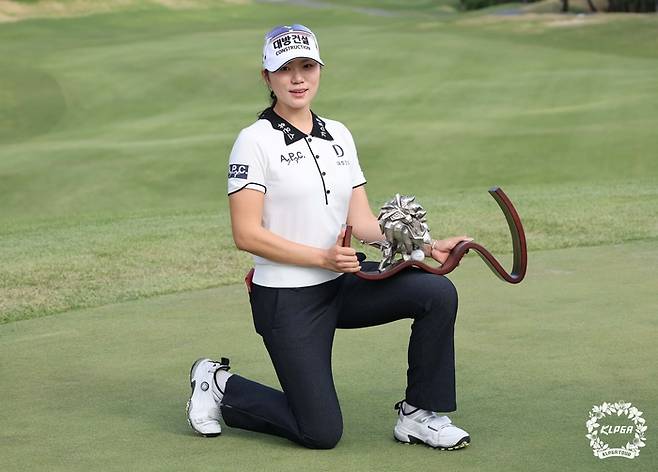 김민선이 19일 경남 김해 가야CC에서 열린 KLPGA투어 넥센·세인트나인 마스터스 2026에서 우승한 뒤 트로피를 들고 포즈를 취하고 있다. 사진 | KLPGA