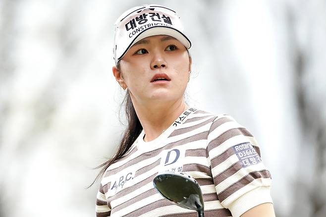 김민선이 18일 가야CC에서 열린 KLPGA투어 넥센·세인트나인 마스터스 2026 2라운드에서 티샷 후 타구를 바라보고 있다. 사진 | 대회조직위원회