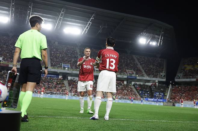 비티치와 교체되어 들어가는 박지성. 제공 | 프레인스포츠