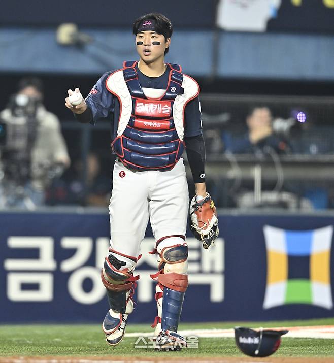 롯데 포수 손성빈 14일 서울 잠실구장에서 열린 2026 KBO리그 LG전에서 공을 바꿔달라고 하고 있다. 잠실 | 최승섭기자 thunder@sportsseoul.com