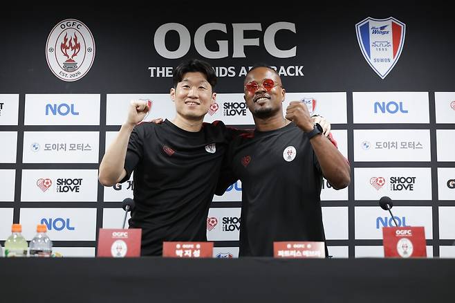 사진 포즈를 취하고 있는 박지성과 파트리스 에브라(오른쪽). /사진=슛포러브