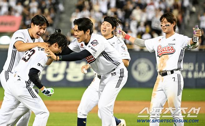 18일 잠실구장에서 열린 두산과 KIA의 경기. 10회말 1사 1,2루 두산 이유찬이 끝내기 안타를 날린 뒤 환호하고 있다. 잠실=박재만 기자 pjm@sportschosun.com/2026.04.18/