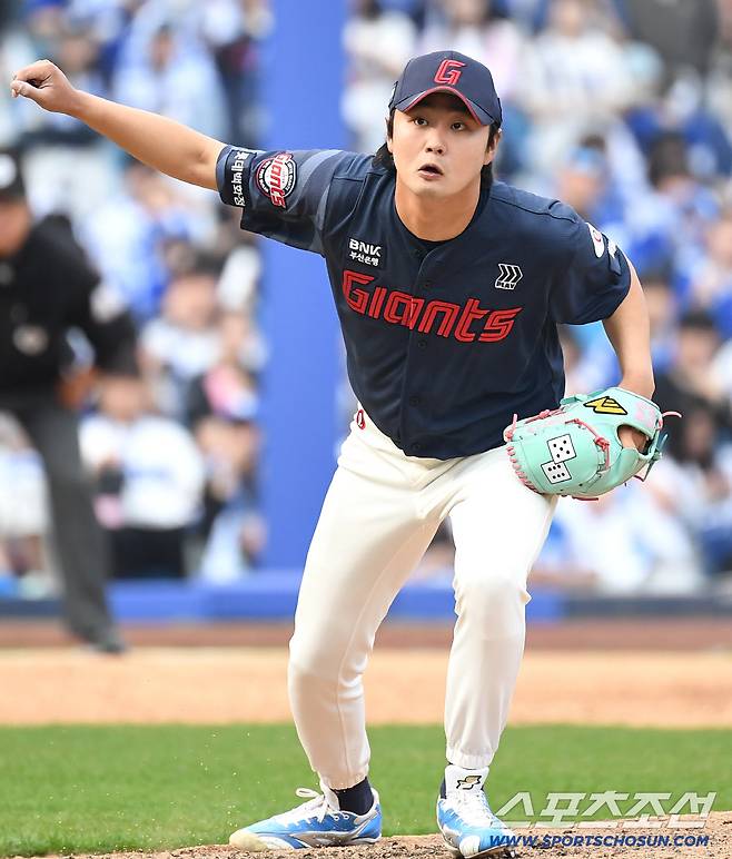 29일 대구 삼성라이온즈파크에서 열린 삼성과 롯데의 경기. 7회 마운드 올라 투구하고 있는 롯데 정철원. 대구=송정헌 기자songs@sportschosun.com/2026.03.29/