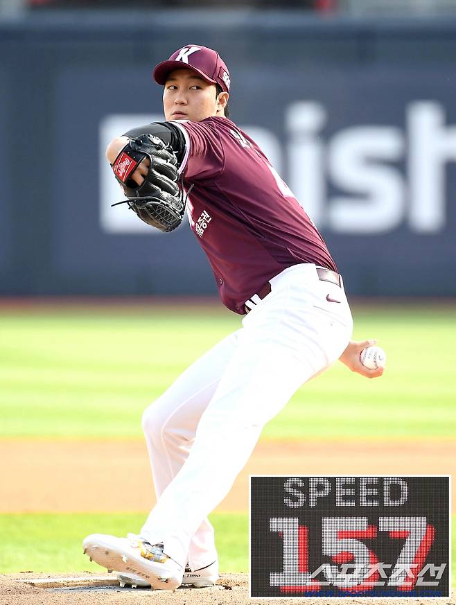 18일 수원 케이티위즈파크에서 열린 KT와 키움의 경기. 선발 투구하고 있는 키움 안우진. 수원=송정헌 기자songs@sportschosun.com/2026.04.18/