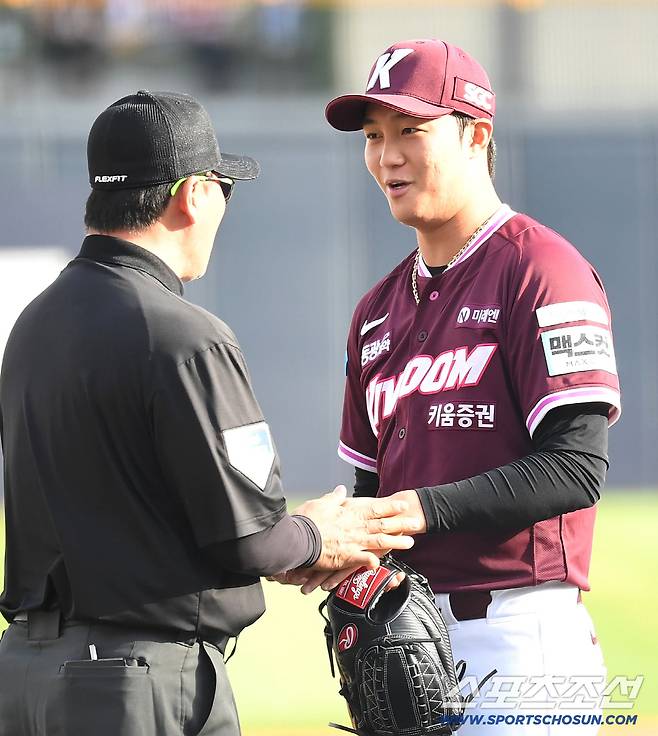 18일 수원 케이티위즈파크에서 열린 KT와 키움의 경기. 1회 투구 후 이물질 검사를 받고 있는 키움 안우진. 수원=송정헌 기자songs@sportschosun.com/2026.04.18/