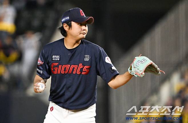 16일 잠실구장에서 열린 LG와 롯데의 경기. 롯데 정철원이 역투하고 있다. 잠실=박재만 기자 pjm@sportschosun.com/2026.04.16/