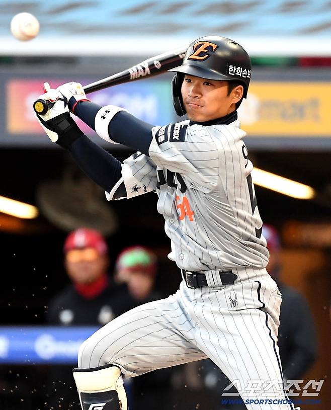 7일 인천 SSG랜더스필드에서 열린 SSG와 한화의 경기. 타격하고 있는 한화 오재원. 인천=송정헌 기자songs@sportschosun.com/2026.04.07/