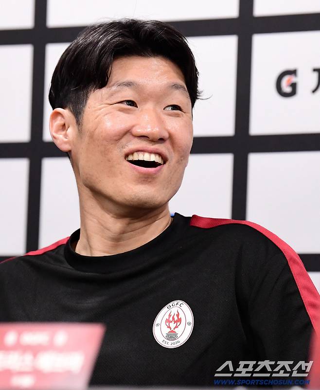 19일 수원 월드컵경기장에서 OGFC와 수원삼성의 레전드 매치가 열렸다. 경기를 앞두고 기자회견에 참석한 박지성. 수원=송정헌 기자songs@sportschosun.com/2026.04.19/