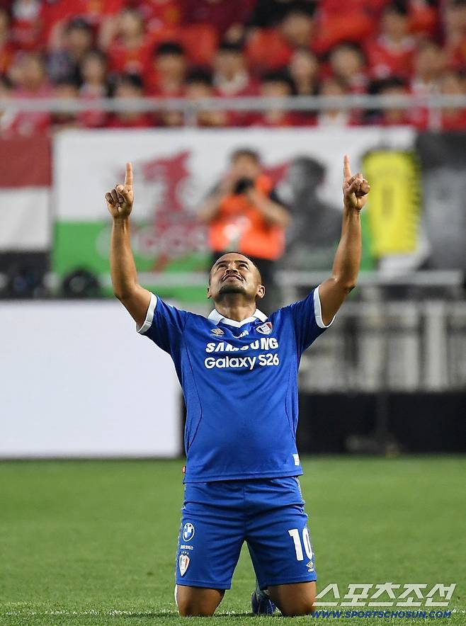 19일 수원 월드컵경기장에서 OGFC와 수원삼성의 레전드 매치가 열렸다. 전반 선취골을 성공시킨 수원삼성 산토스. 수원=송정헌 기자songs@sportschosun.com/2026.04.19/