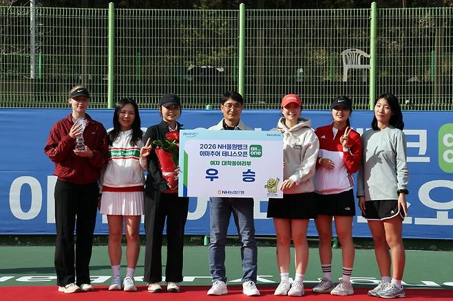 NH올원뱅크 아마추어 테니스대회 여자대학 동아리부 우승을 차지한 고려대 선수들. 테니스코리아
