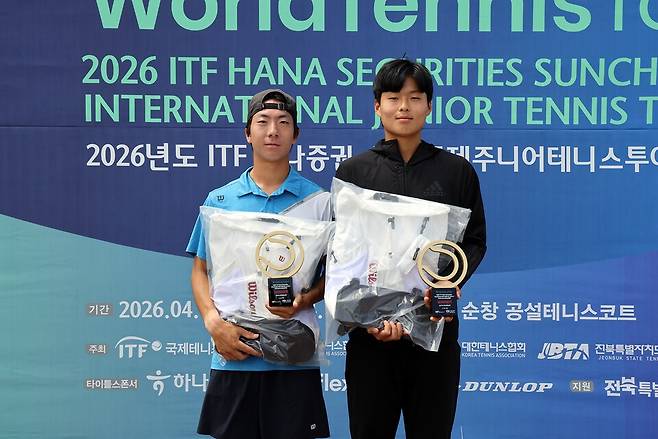 남자복식에서 우승한 신재준(오른쪽)-김영훈. 박성진 기자