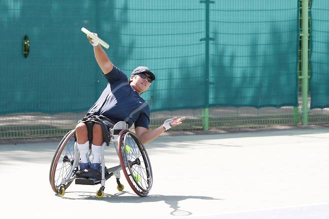 어깨가 불편한 상황에서도 정교한 서브를 구사하는 우드맨