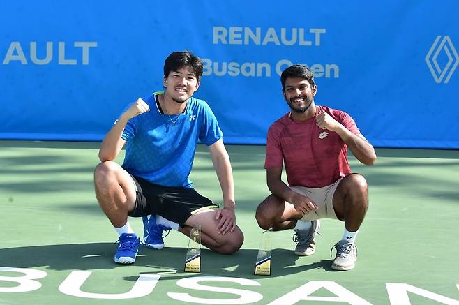 2026 르노 부산오픈테니스대회 복식 정상에 오른 찬드라세카르, 유즈키 조. 사진/부산오픈조직위