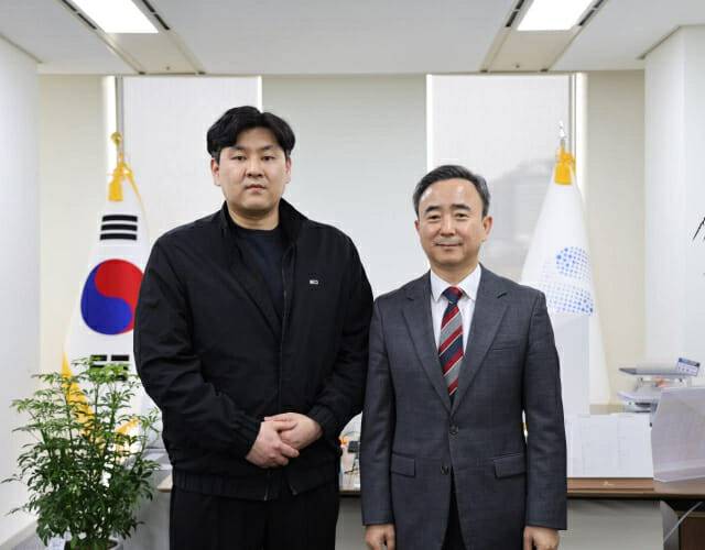 류승인 광진구청 주무관(왼쪽), 임문영 국가AI전략위 부위원장 (사진=임문영 부위원장 페이스북)