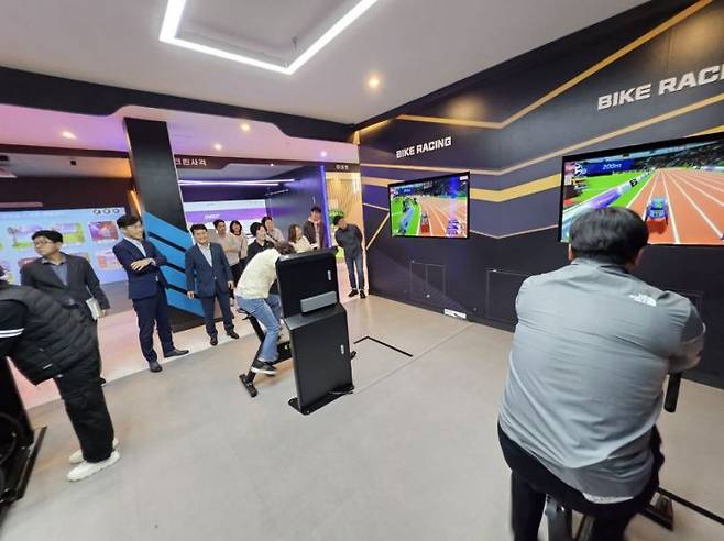 평택시와 평택시의회 관계자들이 용인특례시의 '가상현실 스포츠체험'센터를 방문해 시설을 둘러보고 있다. 용인시 제공