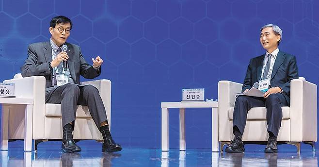 202년 2월 한 세미나에서 신현송 차기 한국은행 총재 후보자인 신현송(오른쪽) 당시 국제결제은행 통화경제국장과 이창용 한은 총재가 대담하는 모습. /연합뉴스