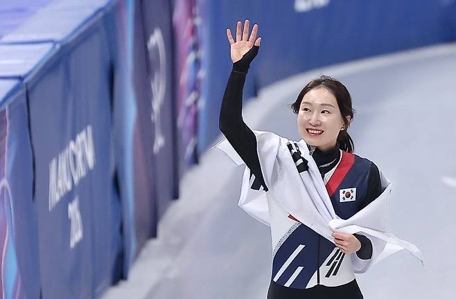 동계올림픽 여자 쇼트트랙 1500m 결승에서 은메달을 딴 최민정 선수가 태극기를 몸에 두르고 관중석에 인사하고 있다. 최 선수는 이날 올림픽 은퇴를 선언했다./뉴스1