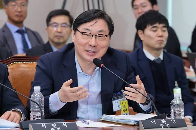 이화영 전 경기도 평화부지사가 14일 서울 여의도 국회 윤석열정권정치검찰조작기소의혹사건진상규명국정조사특별위원회에서 열린 쌍방울 대북송금 조작기소 의혹 사건 청문회에서 의원 질의에 답하고 있다. /남강호 기자