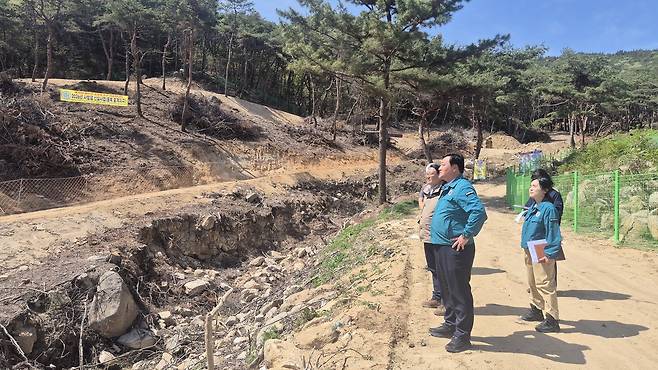 박성철 홍성군 부군수가 직원들과 함께 산사태 취약지역을 점검하고 있다. 홍성군 제공.