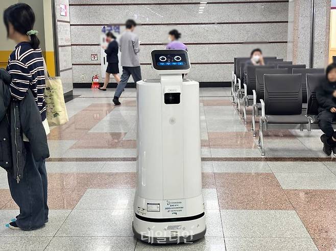 한림대성심병원 내부에서 만난 이동 로봇. ⓒ데일리안 김효경 기자