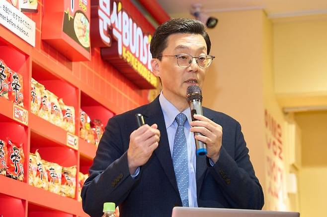 지난 15일 일본 도쿄 하라주쿠 다케시타 거리에 위치한 체험형 라면 매장 ‘신라면분식’에서 김대하 농심재팬 법인장이 일본 사업 전략을 설명하고 있다.ⓒ농심