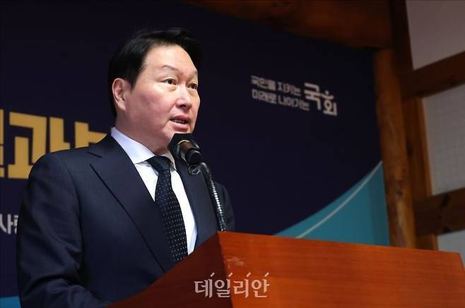 최태원 SK그룹 겸 대한상공회의소 회장이 지난달 30일 오전 서울 여의도 국회 사랑재에서 열린 국회 사회적대화 결과보고 개회식에서 인사말을 하고 있다.ⓒ데일리안 홍금표 기자