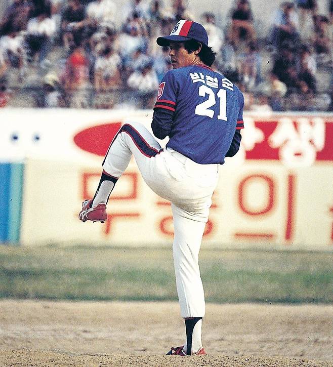 ‘불사조’란 별명으로 한 시대를 풍미했던 박철순의 역동적인 투구 모습.                    KBO 제공