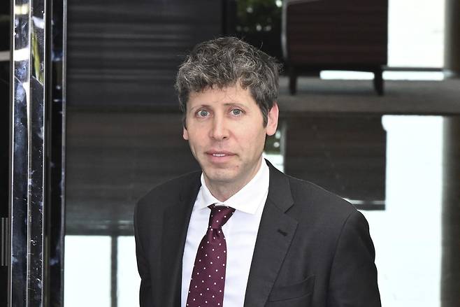 샘 올트먼 오픈AI 최고경영자(CEO)가 1일 서울 강서구 김포공항 비즈니스항공센터를 통해 입국하고 있다. (공동취재) 2025.10.01.뉴시스