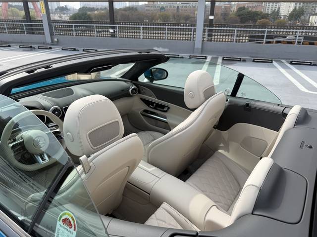 AMG SL 43의 뒷좌석 모습. 성인이 타기엔 좁지만 짐을 싣기엔 충분했다. 임주희 기자