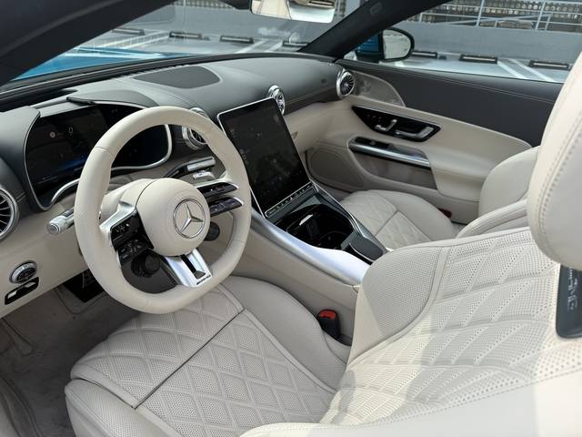 아날로그와 최첨단 디지털 요소가 결합된 AMG SL 43 1열 모습. 임주희 기자