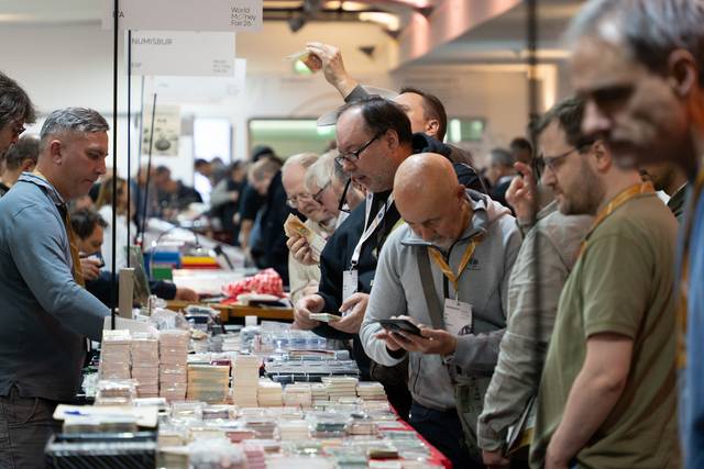 올해 1월말에 개최되었던 ‘세계화폐박람회(WMF)’에 참석한 관람객들이 각국의 다양한 기념주화 제품을 살펴보고 있다. [조폐공사 제공]