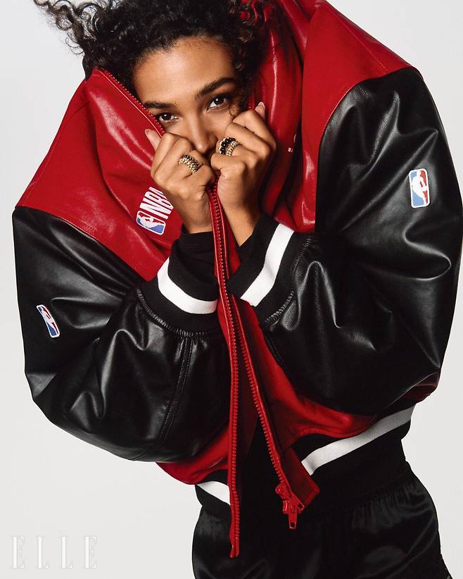 재킷은 Balenciaga. 쇼츠는 Dolce & Gabbana. 링은 Cartier.