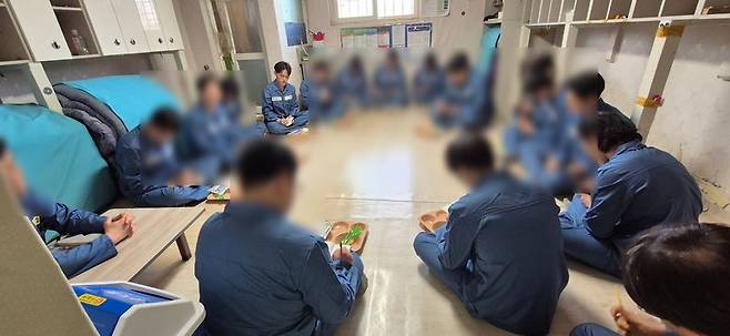 지난 4월 15일 법무부 기자단이 안양구치소 내 수용자 체험을 진행하고 있다. 본지 기자도 화장실 앞 자리에서 설명을 듣고 있다. 법무부