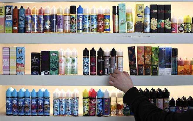 전자담배 판매점에 전시된 액상 담배들. 사진은 기사와 무관. 뉴시스