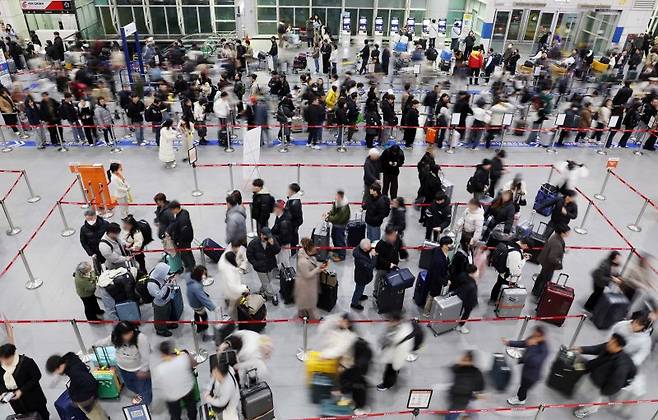 한국을 찾은 외국인 관광객과 해외로 떠나려는 국내 여행객들로 붐비는 김해국제공항. 사진=뉴시스