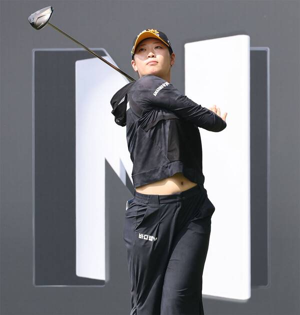 2026년 한국여자프로골프(KLPGA) 투어 넥센·세인트나인 마스터즈 대회 우승 경쟁에 뛰어든 장타자 방신실 프로가 2라운드에서 경기하는 모습이다. 사진제공=KLPGA (사진을 무단으로 사용하지 마십시오.)